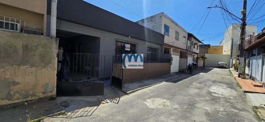 Ótima Casa linear em rua fechada com portão automático no Camarão.