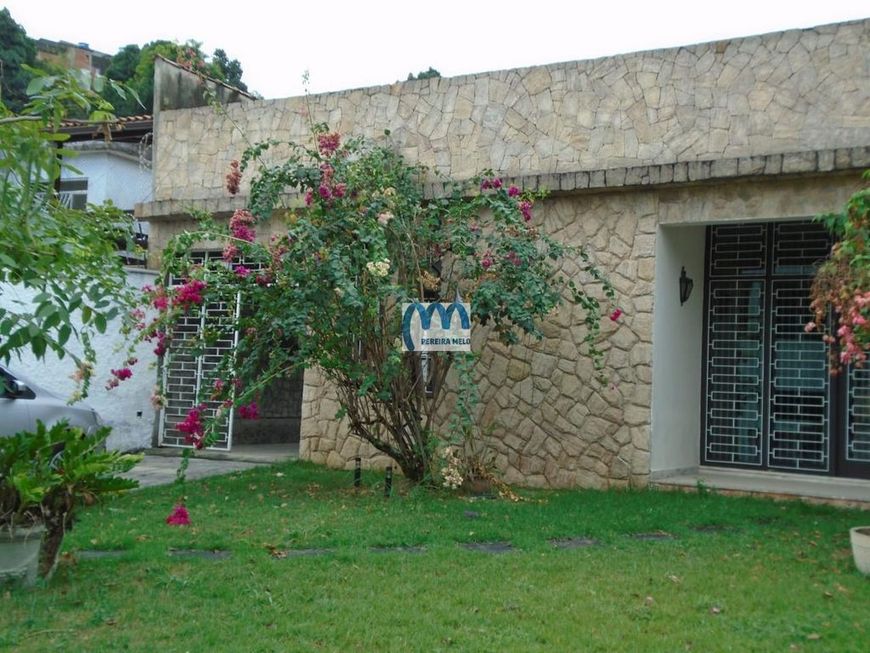 Excelente casa plana com quintal e jardim. Ótima localização, próximo ao Assaí.