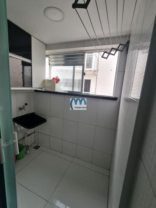 Amplo apartamento vazio, em frente ao 7 Batalhão da PM.