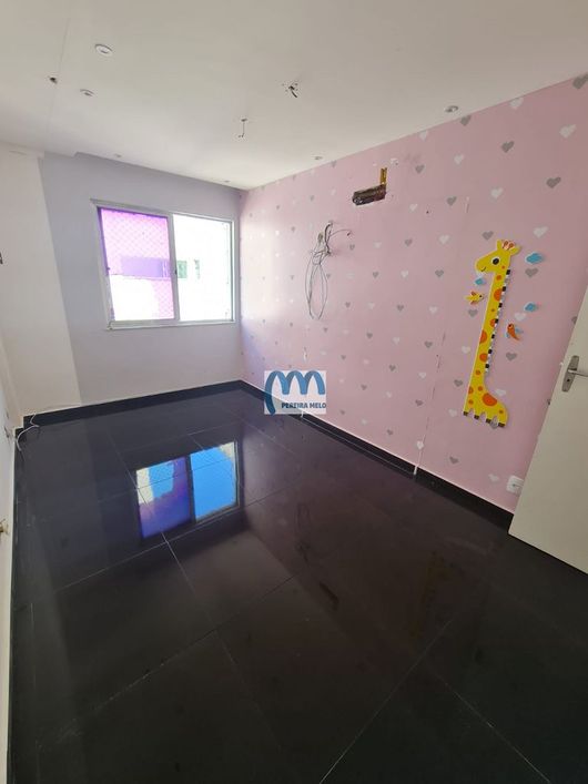 Amplo apartamento vazio, em frente ao 7 Batalhão da PM.