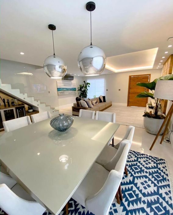Ótima casa duplex no condomínio Riviera Del Sol com 300 m², 4 quartos e maravilhoso espaço de lazer.