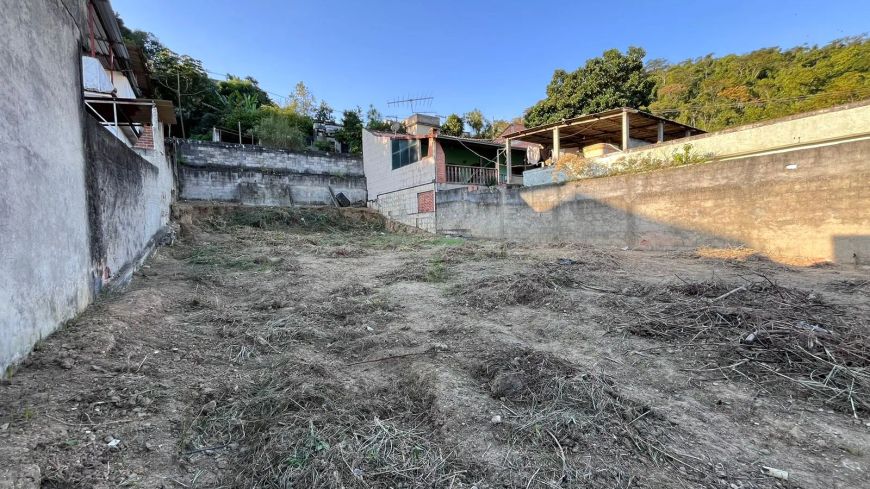 Terreno plano em zona urbana com área de 360 m².