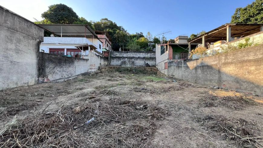 Terreno plano em zona urbana com área de 360 m².