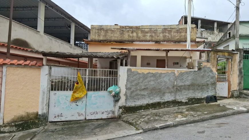 D12-Barro Vermelho-SG 2 casas 2qts, 1qto,terraço c/1qto,garagem,quintal, 100m Praça da itaipava