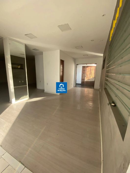 Centro - Sala comercial com 167m² no Centro Comercial Aristeu da Costa Antunes.