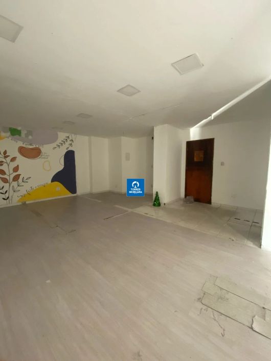 Centro - Sala comercial com 167m² no Centro Comercial Aristeu da Costa Antunes.
