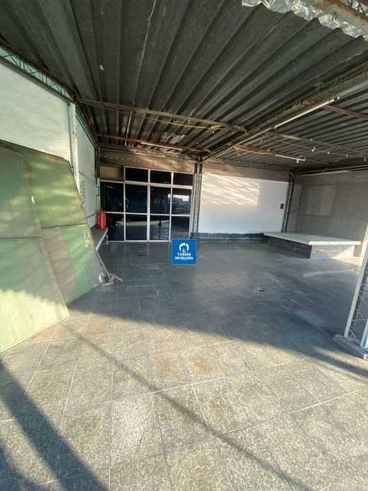 Centro - Sala comercial com 167m² no Centro Comercial Aristeu da Costa Antunes.