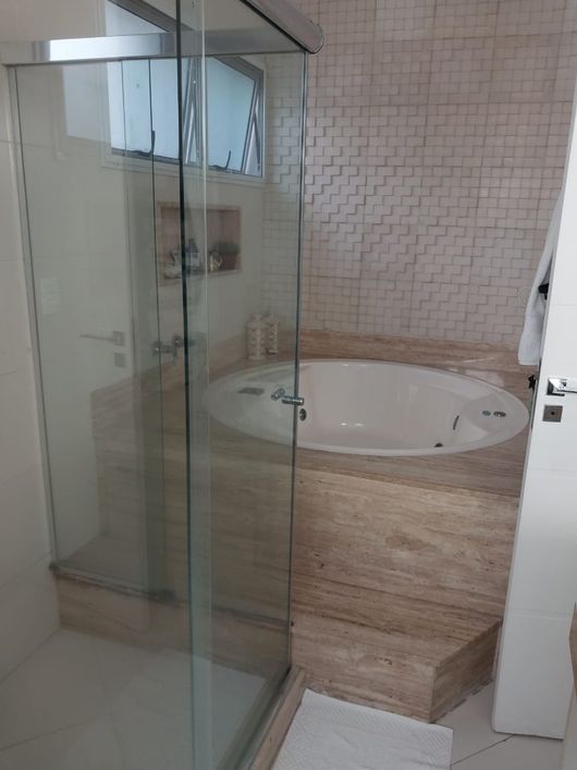 Casa de condomínio para venda tem 248 metros quadrados com 5 quartos