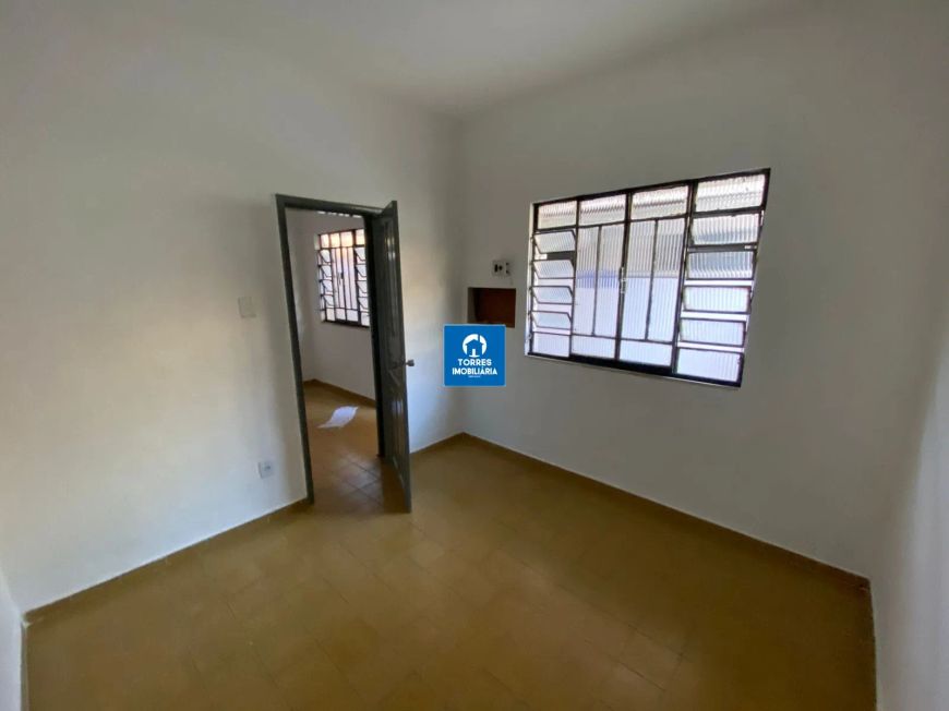 Casa de vila com 1 quarto, banheiro, sala e cozinha.