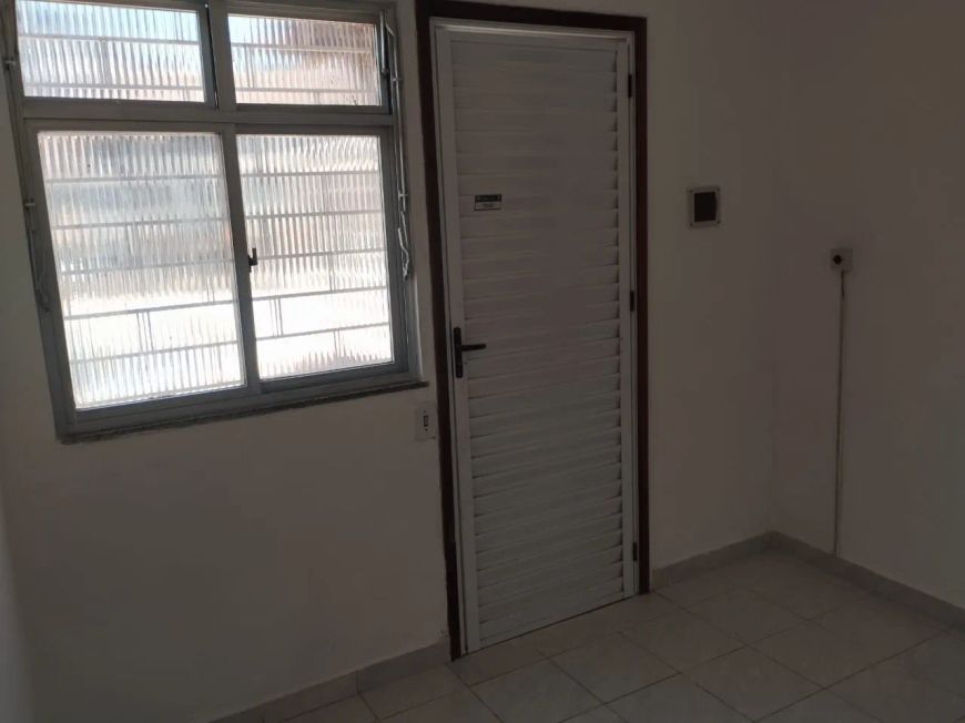 Sobrado para aluguel tem 35 metros quadrados com 1 quarto em Barro Vermelho - São Gonçalo - RJ