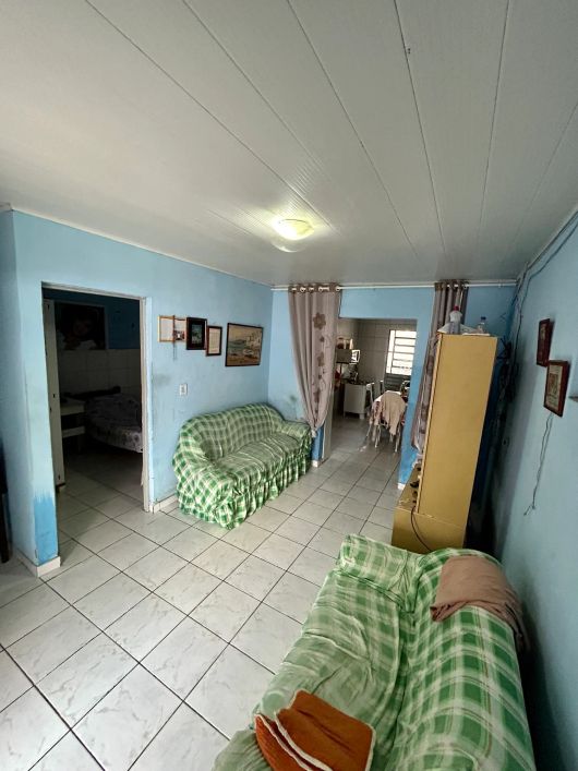 Venda - Casa com 3 quartos, sendo 1 suíte.