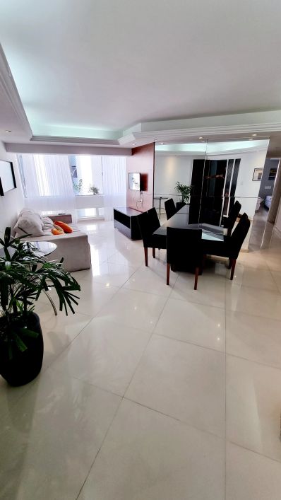 VENDE-SE APARTAMENTO TRÊS QUARTOS NA PONTA VERDE EM MACEIÓ - AL