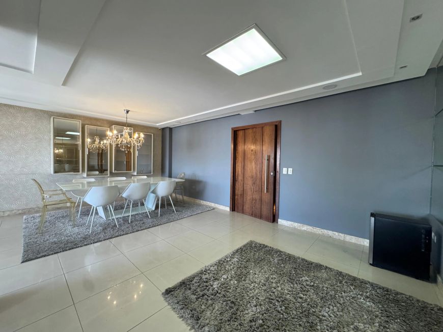 Apartamento Amplo na Ponta Verde com 4 Vagas de Garagem!
