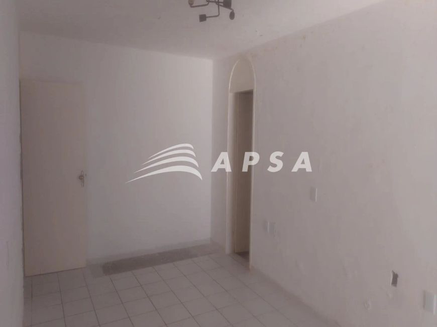 PONTO COMERCIAL LOCALIZADO NA JATIUCA - COMPOSTO POR 04 QUARTOS SENDO 02 SUITES, 02 BANHEIROS, 02 SA