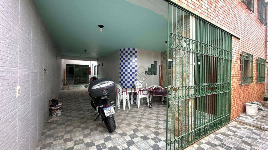 Casa com 4 andares localizada no Benedito Bentes - 300m²