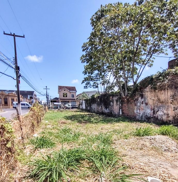 Excelente terreno de esquina, medindo 342m² localizado no farol, próx. ao Colégio Sacramento
