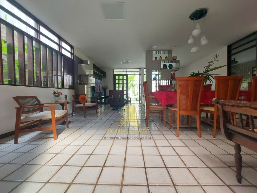 Bairro Jatiuca, Casa para locação comercial. Dois pavimentos, jardim, varanda, móveis planejados