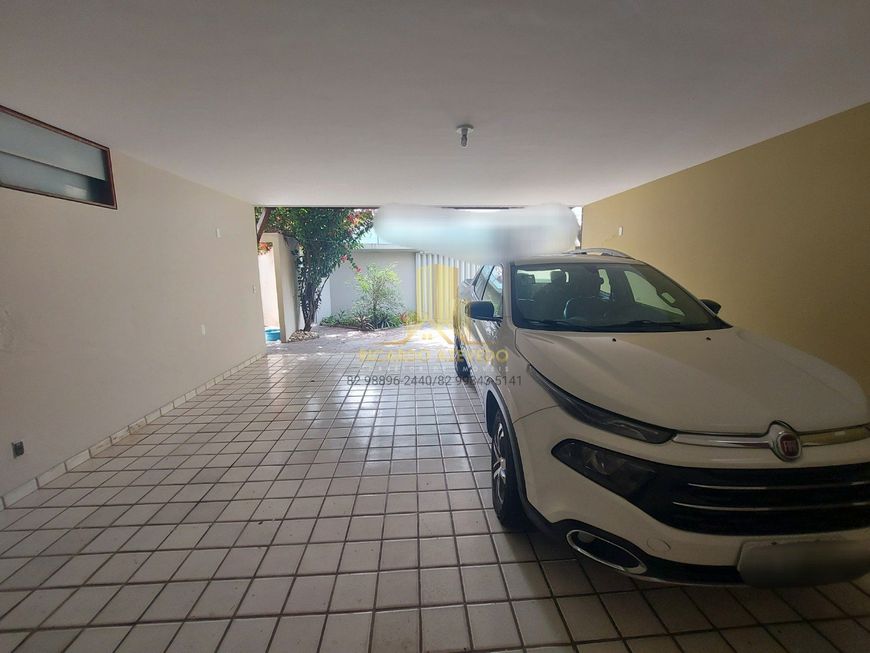 Bairro Jatiuca, Casa para locação comercial. Dois pavimentos, jardim, varanda, móveis planejados