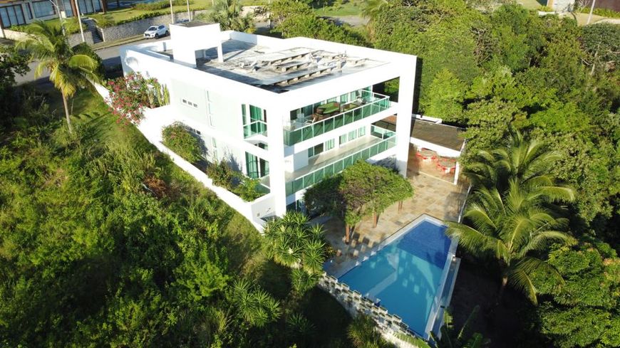 Linda Casa, Condomínio Fechado, 3 Pavimentos, Piscina, 4 Quartos e uma Vista Espetacular p o Mar.