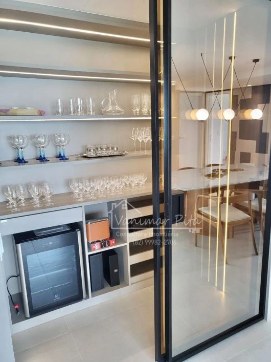 Apartamento beira-mar para venda tem 216 m2 com 3 suites e Home Office - Maceió - AL