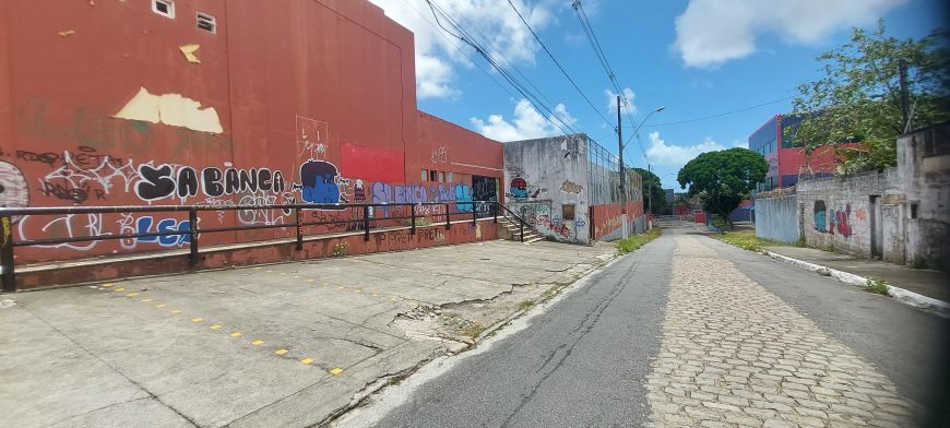 PRÉDIO C/ PISCINA/ GRUTA/ 2.800M2/ AC IMÓVEIS