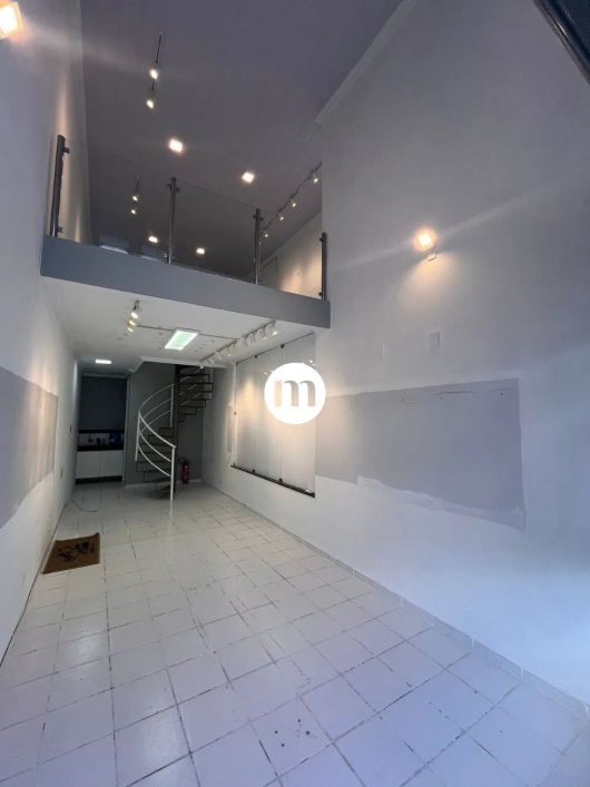 Prédio comercial com 4 salas e 1 Loja com vitrine - Farol
