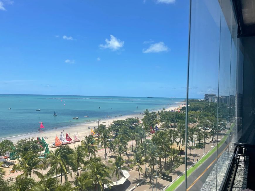 Lindo apartamento andar alto frente para o mar.