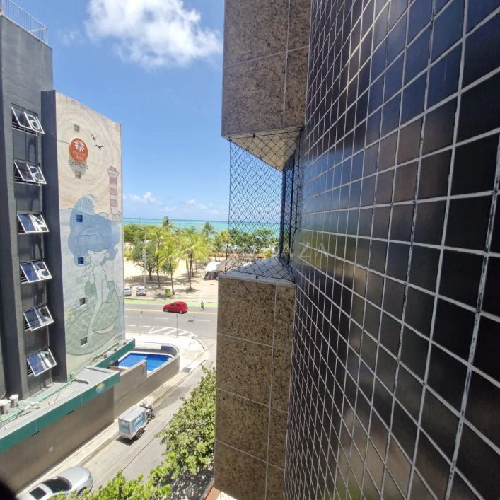Imperdível! Apartamento beira-mar à venda na Pajuçara - 3 suítes + gabinete e 3 vagas soltas