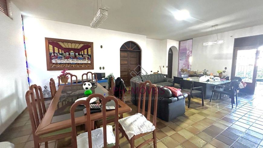 Casa com 4 dormitórios sendo 3 suítes e 1 suíte master + DCE completo no Bairro do Farol - 720m²