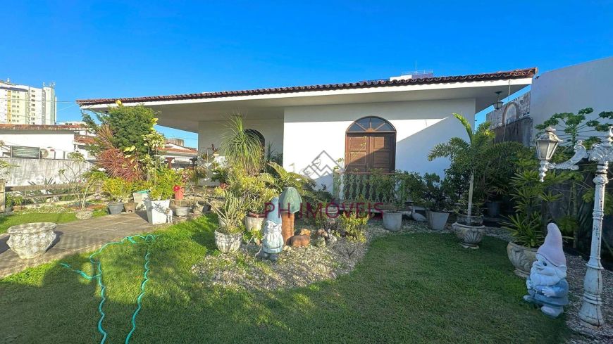Casa com 4 dormitórios sendo 3 suítes e 1 suíte master + DCE completo no Bairro do Farol - 720m²