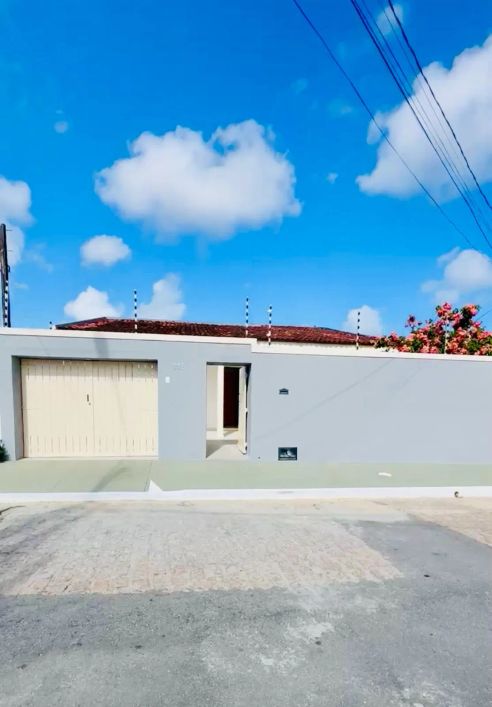 CASA NA GRUTA DE LOURDES/FAROL COM 3 QUARTOS E AMPLA ÁREA!