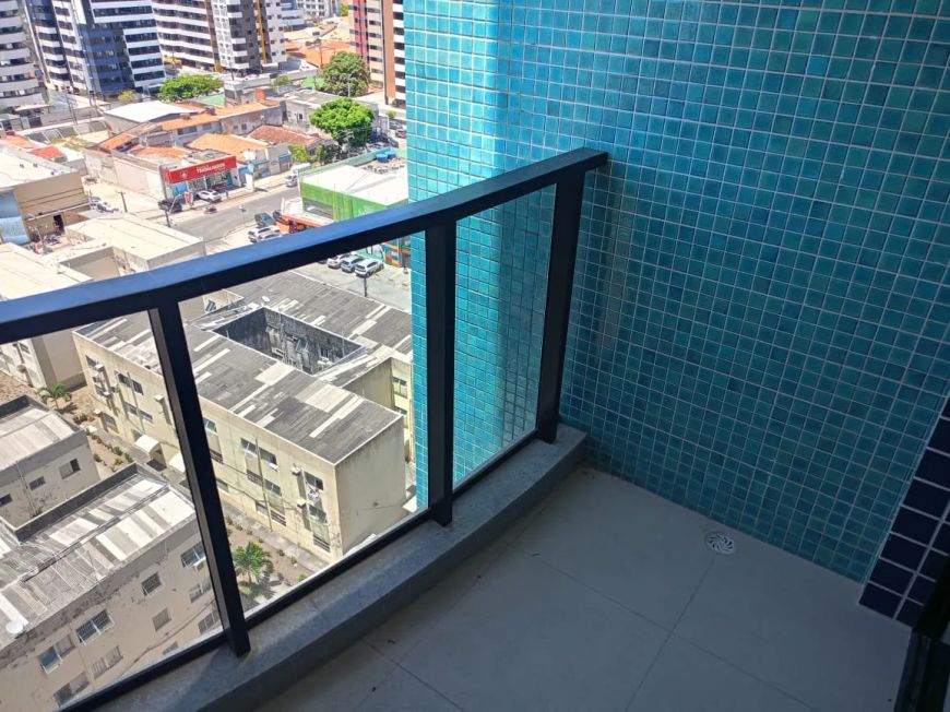 Lindo Apto. com 3 quartos sendo 2 suítes e Varanda, ao lado do Colégio COC na Ponta Verde !