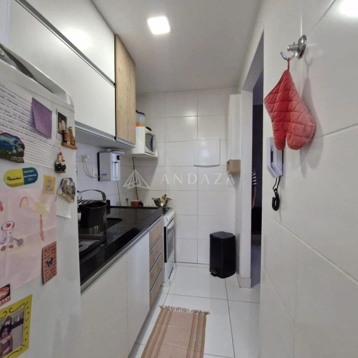 Apartamento de dois quartos, andar alto, nascente, com vista deslumbrante.
