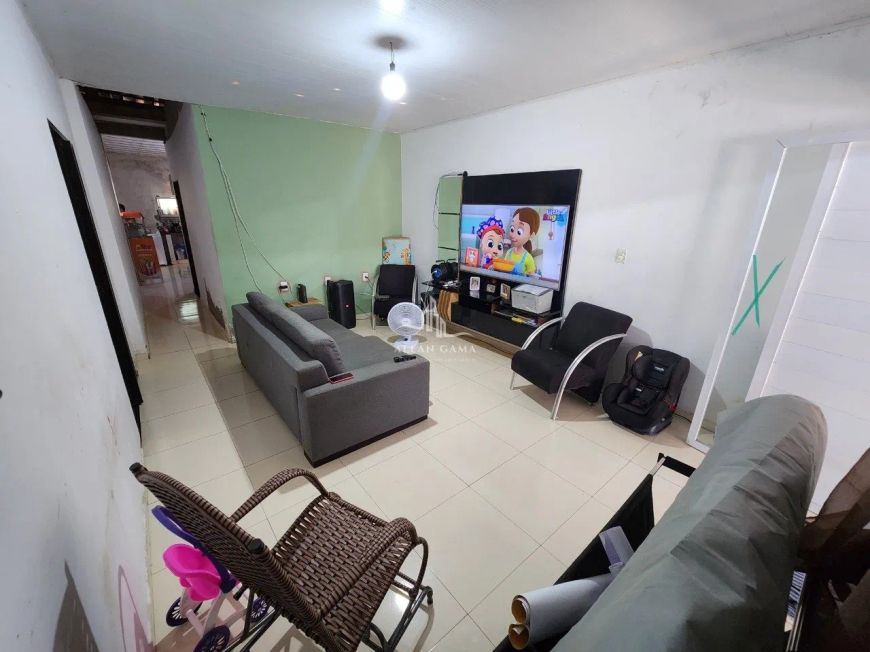 Casa ampla na Av. Brasil, recuada e com amplo quintal