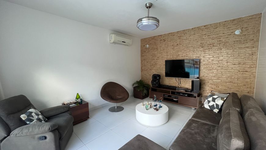 Casa toda térrea construída com 2 lotes distribuídos com 4 quartos + piscina com ampla área de lazer