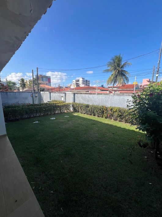 Casa ampla com 03 quartos, nascente, 255m². terreno 14 x 30 em Gruta de Lourdes - Maceió - AL