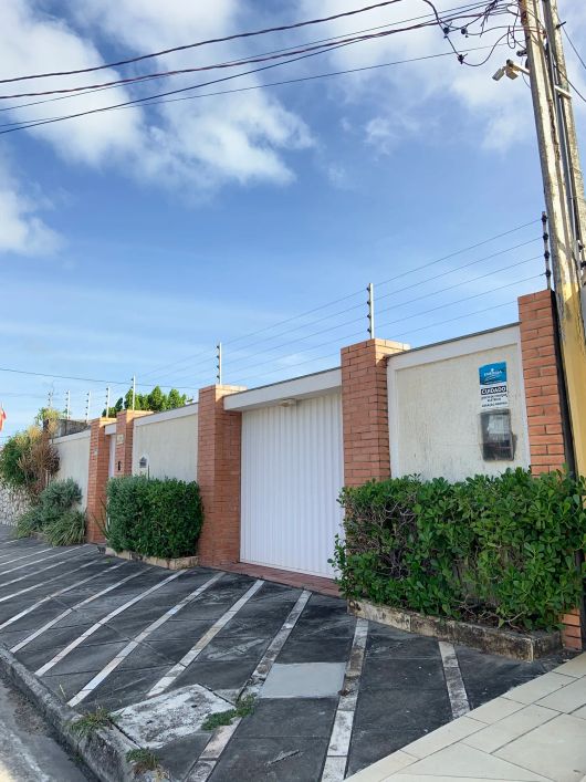 Casa com 3 quartos e 250m² em rua tranquila na Jacarecica.