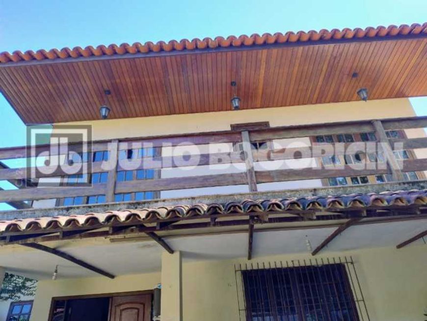 Linda Casa em condomínio - 05 quartos sendo 03 suítes -sala em 03 ambiente. Agende sua visita!