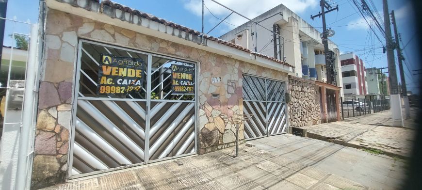 Imóvel para venda possui 150 metros quadrados com 3 quartos em Barro Duro - Maceió - AL