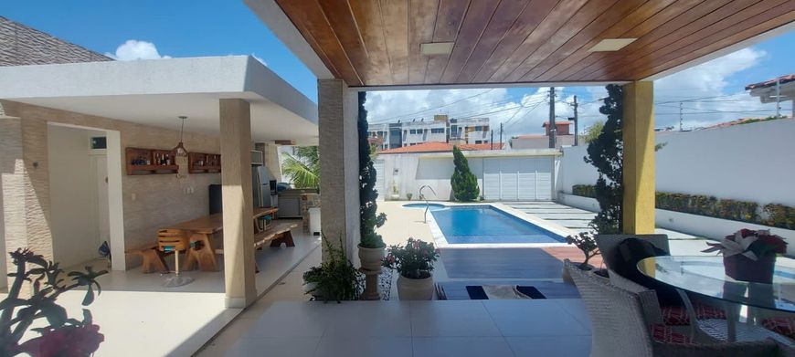 Casa à Venda com 4 Suítes no Feitosa