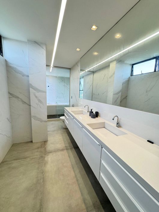 Mansão Exclusiva no Condomínio Atlantis – Sofisticação e Conforto em Cada Detalhe