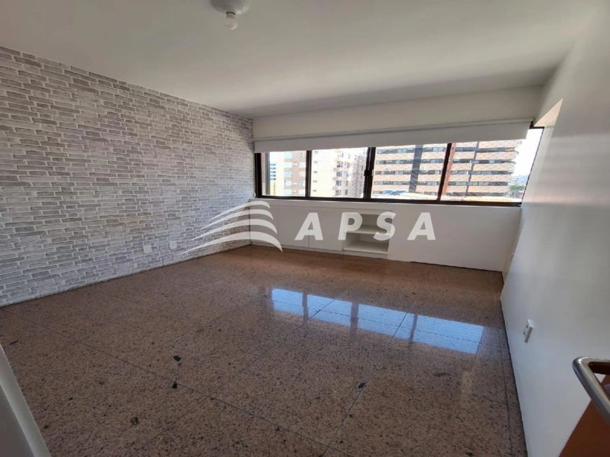 DOIS APARTAMENTOS POR ANDAR A UMA QUADRA DA PRAIA DE PONTA VERDE COM ACABAMENTO DIFERENCIADO; TRÊS Q