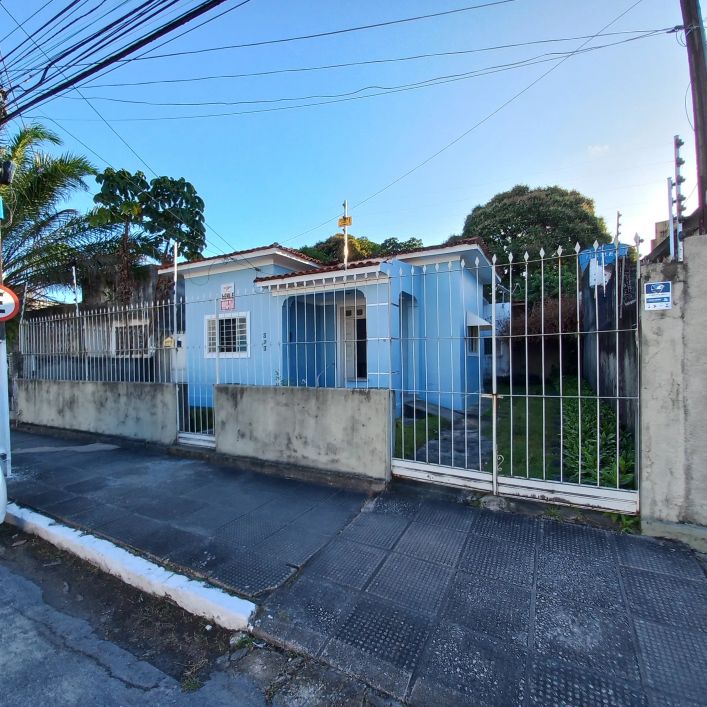 Casa a nascente por trás do supermercado Unicompra com na melhor localização do farol - Maceió - AL