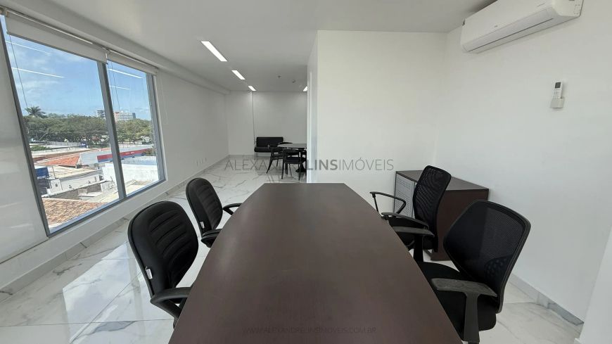 EMPRESARIAL CENTENÁRIO OFFICE. Sala mobiliada com 49 m2 e nascente