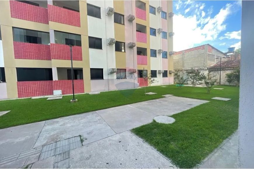 Aluga-se Apartamento com 2 quartos e varanda, na Santa Amélia.