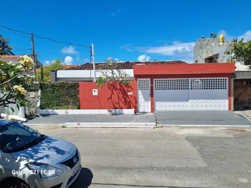 Casa para venda possui 320 metros quadrados com 4 quartos em Jacarecica - Maceió - AL