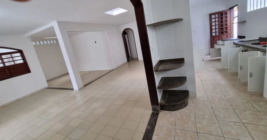 Casa para venda possui 320 metros quadrados com 4 quartos em Jacarecica - Maceió - AL