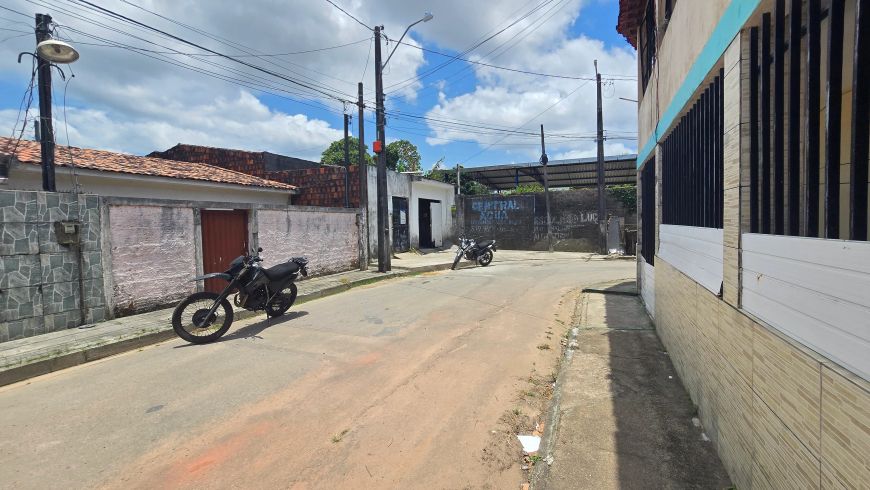 VENDO CASA COM 2/4 NO HENRIQUE EQUELMAN R$190.000,00