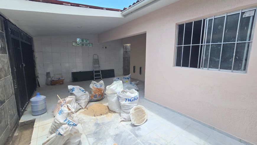 VENDO CASA COM 2/4 NO HENRIQUE EQUELMAN R$190.000,00