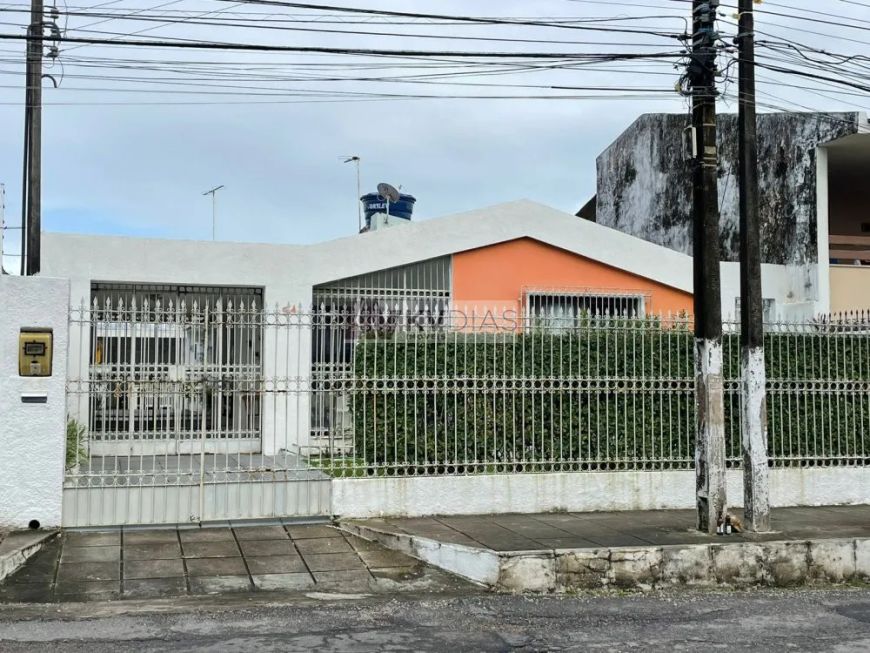Rua de esquina com o Posto da Av. Rotary